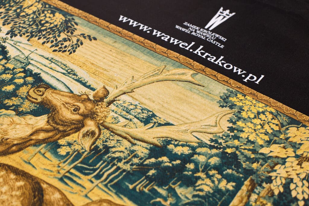 Zbliżenie na przykładowy nadruk na torbie drelichowej, różne metody nadruku: sitodruk, druk 3D, Puff, żel, Glitter