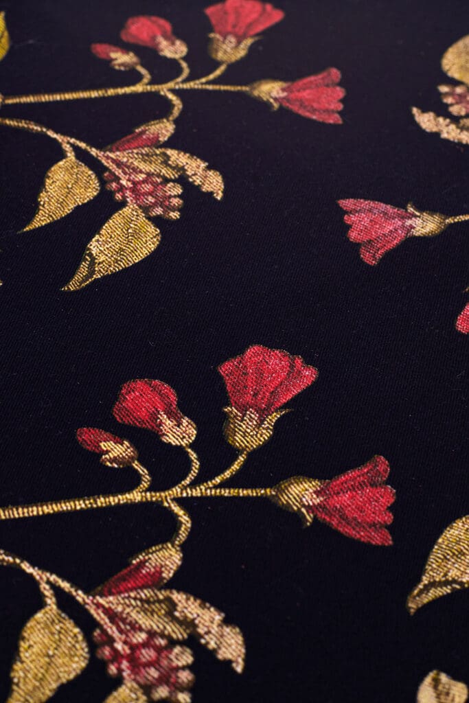 Zbliżenie na przykładowy nadruk na torbie drelichowej, różne metody nadruku: sitodruk, druk 3D, Puff, żel, Glitter