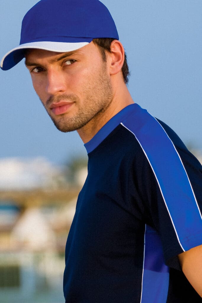 Zbliżenie na koszulkę t-shirt męską fason VKT-41, kontrastowa wstawka na ramieniu i rękawku oraz z boku koszulki, dodatkowo wypustki