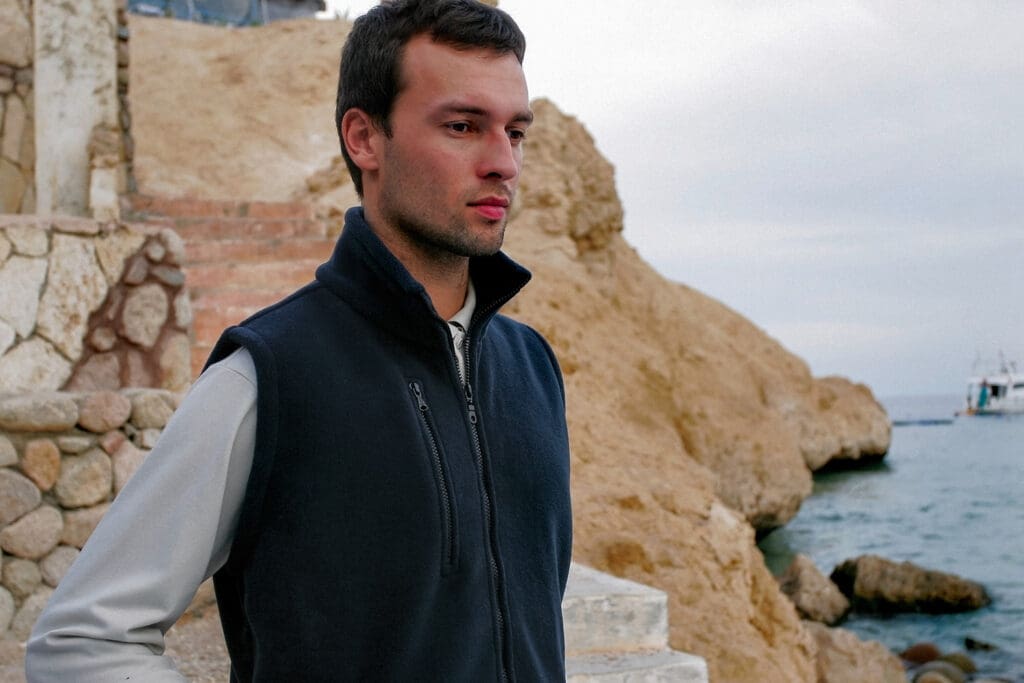 Model w kamizelce polarowej fason VKM-12 rozpinanej, z 3 kieszeniami zapinanymi na zamek, przykładowy kolor kamizelki - czarna