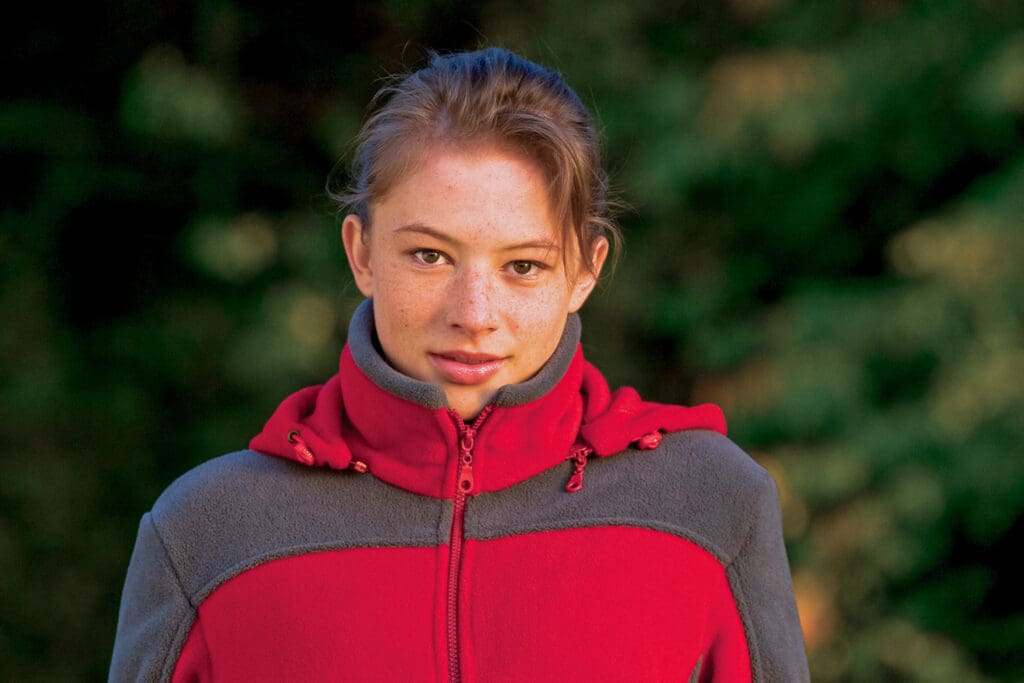 Zbliżenie na polar damski fason VPL-10d, dopinany kaptur, gumo-sznurek ze stoperem ściągający kaptur, kontrastowe wstawki na ramionach i rękawach