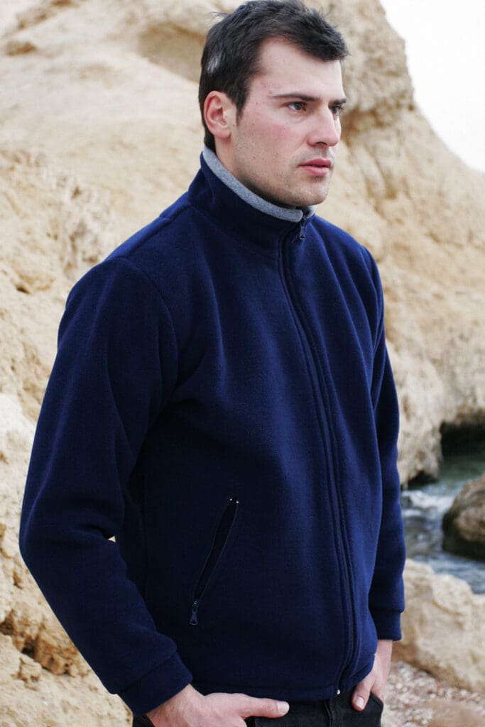 Model w polarze męskim fason VPL-2, stójka z kontrastowym wykończeniem, dwie kieszenie zapinane na zamek, rękawy wykończone mankietem, przykładowy kolor - granatowy.