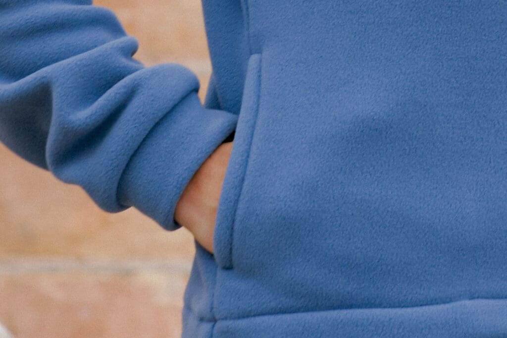 Zbliżenie na kieszeń w polarze fason VPL-3, rękaw zakończony mankietem