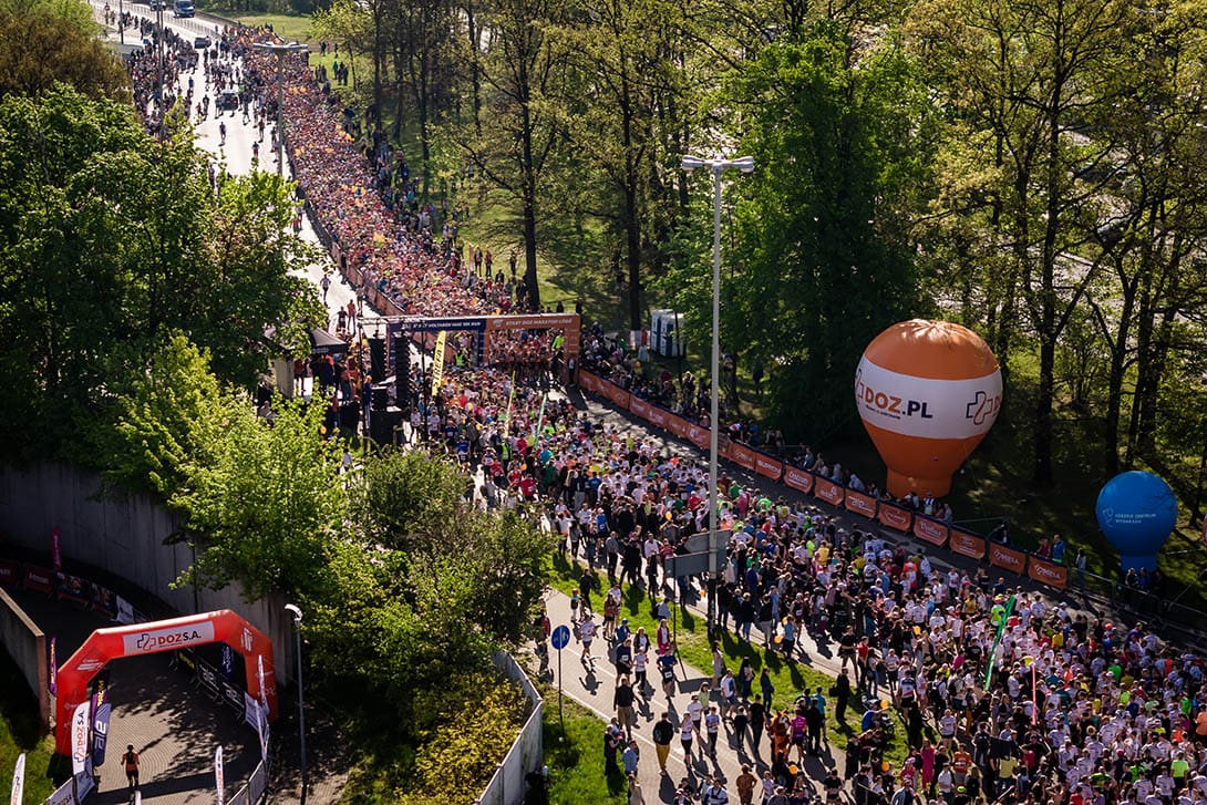 Maraton DOZ w Łodzi w 2024 partner techniczny Grupa Ventus, na starcie gotowi biegacze do rozpoczęcia maratonu