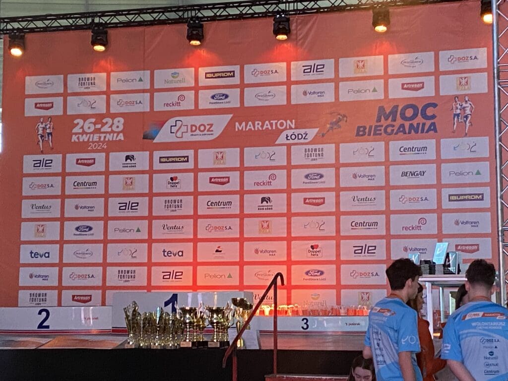 Ventus partner techniczny na DOZ maraton Łódź 2024 podium do wręczania medali i nagród dla zwycięzców maratonu