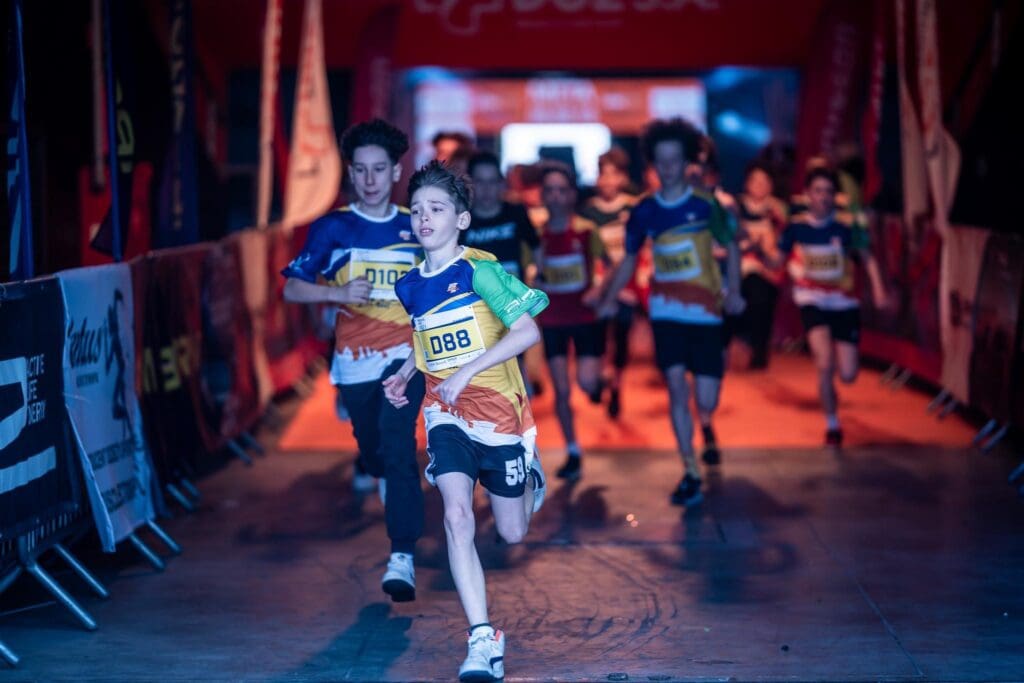 Grupa Ventus partnerem technicznym DOZ Maraton w Łodzi 2024 na metę wbiegają młodzi zawodnicy maratonu w koszulkach uszytych przez firmę Ventus