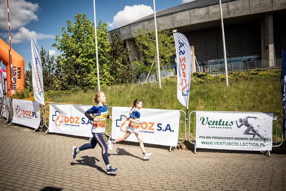 Maraton w Łodzi DOZ 2024 z partnerem technicznym Grupa Ventus, zwodnicy zbliżaja się do mety