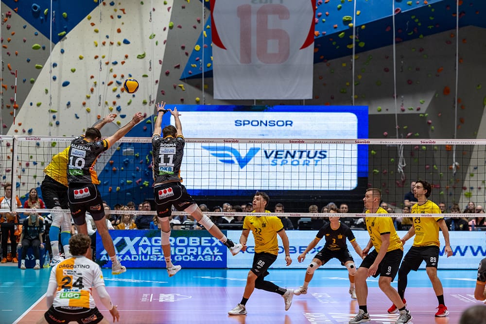 Rozgrywki na XX Memoriał Arkadiusza Gołasia w tle logo Ventus Sport